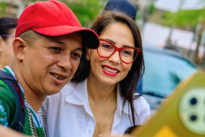 Luisa González (d.) se toma la foto con un simpatizante.