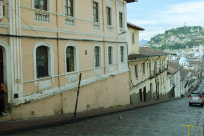 El desplazamiento de colegios y clubes hacia Puembo y Pifo refleja la expansión de Quito hacia los valles y el cambio en los patrones de residencia.