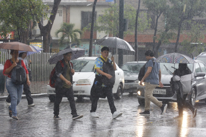 LLUVIA CAE EN DISTINTOS SECTORES DE GUAYAQUIL 2025-01-17 PERIODISTA CHRISTIAN VINUEZA FOTOGRAFO CHRISTIAN VINUEZA AG-PERIODISTA AG-GRANASA AG-EXTRA