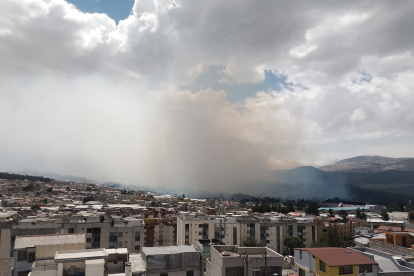 Una gran columna de humo del incendio forestal en Catzuquí de Moncayo fue visible desde diferentes sectores del norte de Quito este domingo.