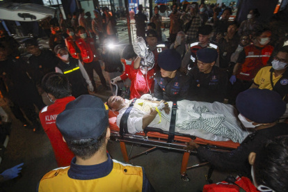 Equipos de emergencia socorren a las víctimas de la embarcación accidentada.
