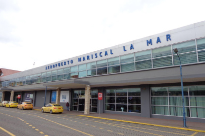 VISTA DE LA FACHADA DE LA TERMINAL AÉREA DE LA CIUDAD DE CUENCA ||