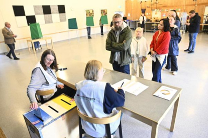 Ciudadanos emiten su voto en las elecciones generales de Suecia en un colegio electoral en una escuela de Enkoping, Suecia.
