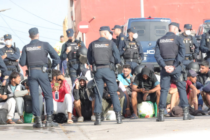 CEUTA (ESPAÑA), 13/09/2026.- La Policía Nacional está procediendo este domingo al traslado de cientos de migrantes que permanecían durmiendo en la calle a una nueva ubicación formada por varias carpas con la intención de evitar que continúen durmiendo a la intemperie. Según han informado a EFE fuentes policiales, el traslado se está produciendo desde primeras horas de esta mañana desde el emplazamiento de Loma Colmenar hacia unas carpas que han sido habilitadas junto a la antigua prisión de Los Rosales. EFE/ Reduan