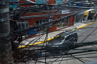 Situación. El centro de Cumbayá evidencia un creciente desorden en las instalaciones aéreas, con tendidos que cruzan calles y afectan el paisaje.