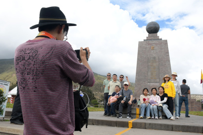 Turistas en la mitad del mundo.
