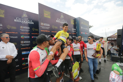 El joven ciclista Héctor Álvarez (c) fue el ganador de la Vuelta al Ecuador y fue felicitado por sus compañeros del Best PC Ecuador en el podio en la Mitad del Mundo.