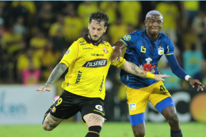 Darío Benedetto (i.) es marcado por un rival de Delfín.
