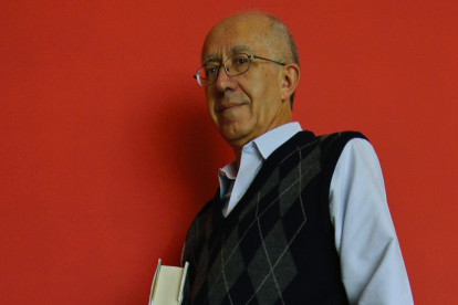 Iván Carvajal, poeta y pensador ecuatoriano, dejó una obra que lo sitúa entre las voces fundamentales de la poesía nacional.