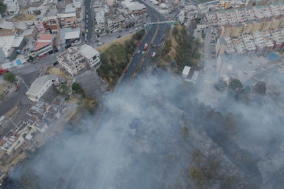 Siete barrios de La Vicentina resultaron afectados por el humo del incendio que mantiene parcialmente cerrada la avenida Velasco Ibarra.