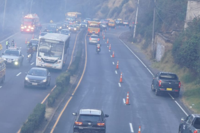 Agentes gestionan el tránsito en la Velasco Ibarra durante el cierre parcial