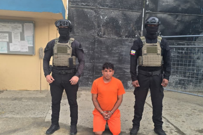 El detenido fue escoltado por agentes antes de su traslado a la cárcel de Esmeraldas.