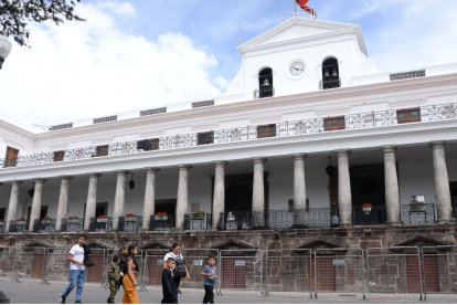 En 2026, Noboa fusionó ministerios; varios funcionarios salieron por la reestructuración estatal.