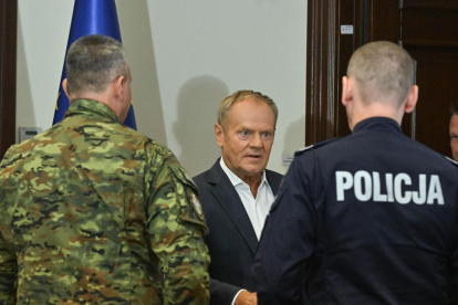 El primer ministro polaco, Donald Tusk (centro), asiste a una sesión informativa especial en el Centro de Seguridad Gubernamental (RCB) en Varsovia, Polonia, el 13 de septiembre de 2026.