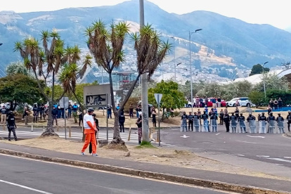 Cristian V. participó en la reconstrucción del caso Lizeth Bunshi en Cumandá, bajo custodia policial y con equipos especializados durante la diligencia.
