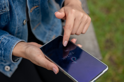 La tendencia ‘pheromone maxxing’ gana espacio en TikTok pese a las críticas.