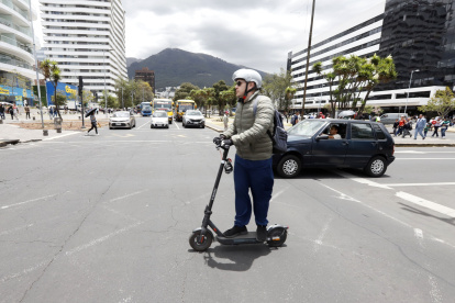 La regulación de scooters y motos eléctricas en Quito contempla sanciones y controles para mejorar la seguridad vial de peatones y conductores.