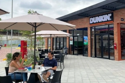 Uno de los locales de Dunkin Donuts, cadena americana.