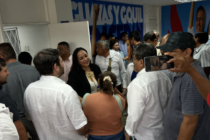 Gabriela Rivadeneira, presidenta de Revolución Ciudadana, junto a militantes del movimiento durante una jornada política.
