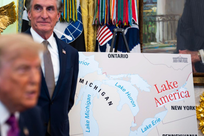 El secretario del Interior de EE. UU., Doug Burgum, muestra el cartel del cambio a "lago América" junto a Donald Trump en la Casa Blanca, el 27 de agosto de 2026.
