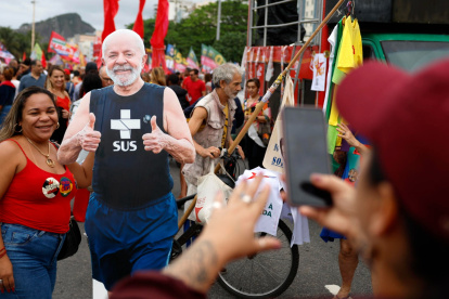 Una seguidora del presidente de Brasil, Luiz Inácio Lula da Silva, se toma una foto junto a la imagen del mandatario en Río de Janeiro (Brasil).