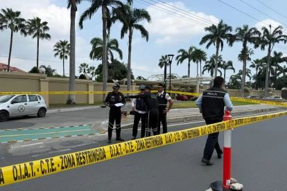 Agentes de la OIAT recrearon este 14 de septiembre el atropellamiento de Mónica Martinich en la avenida Samborondón.