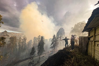 Situación. Moradores del Dorado formaron cadena humana contra el incendio que subía por la ladera; humo cubrió sectores de La Vicentina.