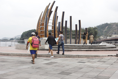 La Plaza de la Música está ubicada al descender el puente El Velero, junto al estero Salado, en el oeste de Guayaquil.