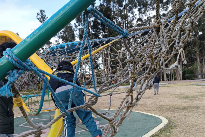 Los juegos del parque de Los Eucaliptos están en avanzado estado de deterioro con cuerdas rotas y hierros oxidados.