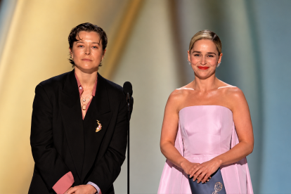 Emilia Clarke y Emma D’Arcy compartieron escenario durante la 78.ª edición de los Premios Emmy, protagonizando uno de los momentos más comentados de la ceremonia.
