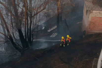 Bomberos de Quito mantienen labores de enfriamiento en La Bota, donde cinco hectáreas fueron afectadas por el incendio forestal.