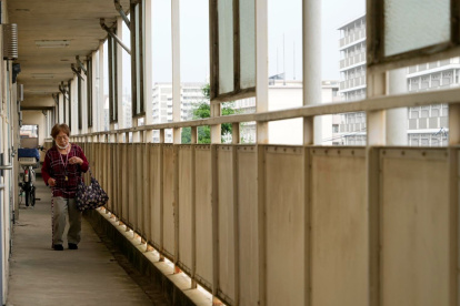 Una anciana japonesa en el distrito de Kirigaoka 1-chome, una zona de Tokio con una alta tasa de residentes de 65 años o más, en Tokio, Japón, el 14 de junio de 2023.