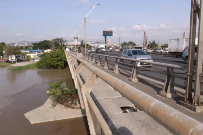 El puente de la Unidad Nacional es utilizado a diario por automóviles, motocicletas, buses y transporte pesado.