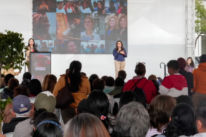 Presentación de programas inclusivos en Ecuador, con énfasis en becas para mujeres y personas LGBTI+.