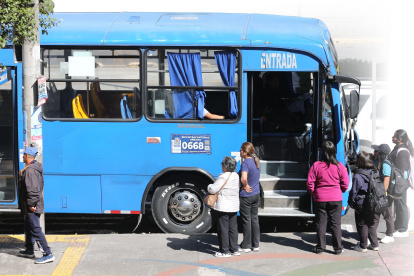 La AMT intensificó los controles al transporte público en Quito para detectar infracciones y verificar el cumplimiento de las normas de seguridad.