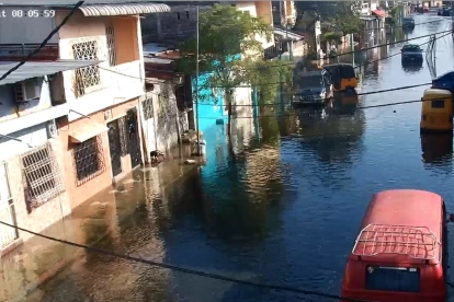 La marea alta ha provocado acumulación de agua en calles de Guayaquil durante los últimos días.