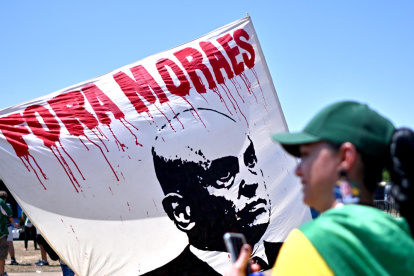 Cartel con la imagen del polémico magistrado Alexandre de Moraes durante una protesta este martes, frente al Congreso Nacional en Brasilia (Brasil).