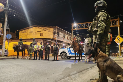 Operativo conjunto de policías y militares durante el toque de queda en Ecuador, vigente desde el 17 de septiembre.