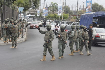 Militares durante un operativo en una zona de Durán, en la provincia de Guayas.