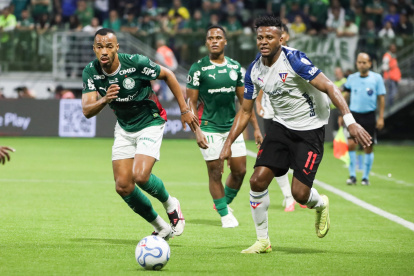 Michael Estrada (d) comandará el ataque de Liga de Quito ante Palmeiras en busca de los dos goles de ventaja que necesitan los albos para clasificar a semifinales.