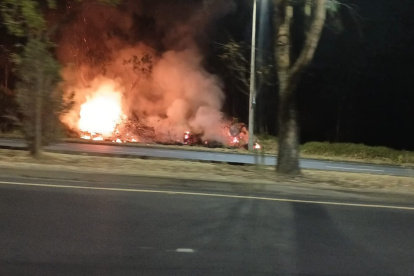 Bomberos de Quito controlaron el incendio forestal registrado en la avenida Simón Bolívar, cerca de la Casa de la Selección, este martes.