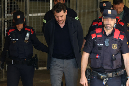 Agentes de la policía regional catalana escoltan a Jonathan Andic, hijo de Isak Andic, fundador de la marca de moda española Mango, a su llegada a un juzgado en Martorell, el 19 de mayo de 2026.