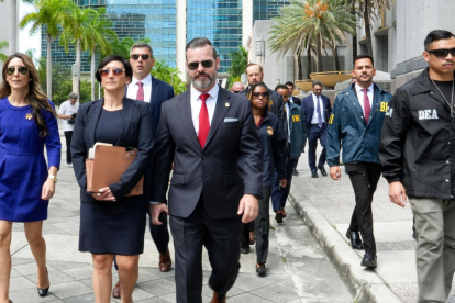 Integrantes del FBI y la DEA caminan frente al Palacio de Justicia Federal Wilkie D. Ferguson Jr, en Miami (Estados Unidos).