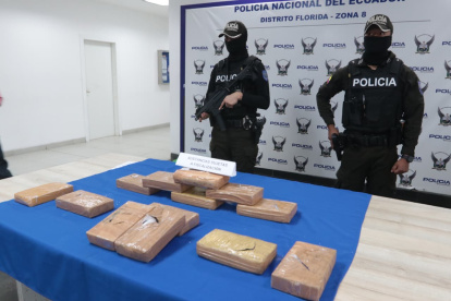Policía encontró 13 bloques de presunta droga en una urbanización de Bellavista Alta.