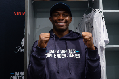 Mayton ‘The Lion’ Perea celebra su victoria ante Zevan Hunt tras conseguir un contrato con UFC.