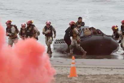 Integrantes de fuerzas navales de varios países realizan un ejercicio de asistencia humanitaria