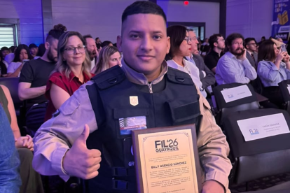 Billy Asencio recibió un reconocimiento en la FIL 2026.