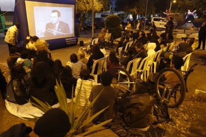 En la plaza Gabriela Mistral, en La Mariscal, se proyectó La Leyenda de los tayos.