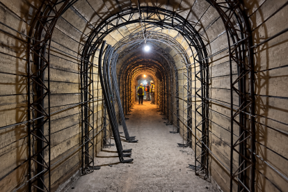 Entre estructuras metálicas y hormigón, trabajadores construyen el túnel que recogerá aguas residuales de sectores de Collaquí y La Esperanza.