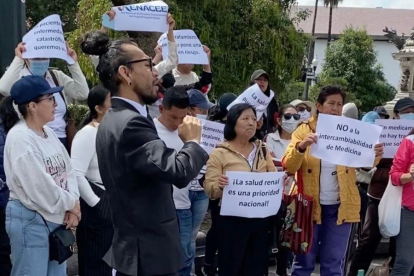 El Frente de Pacientes Renales, presidido por Kevin Valdez, se ha manifestado en la Plaza Grande, para que se garanticen las diálisis que requieren.